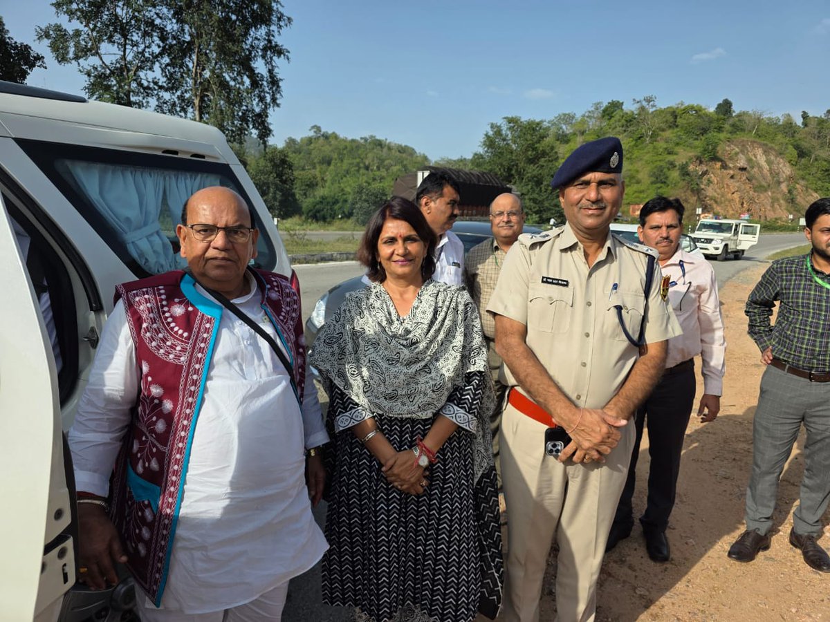 Antarsingh Arya (@antarsingharya) on Twitter photo जिला सिरोही आगमन पर कलेक्टर एवं पुलिस अधीक्षक द्वारा बॉर्डर पर स्वागत किया<a href="/rashtrapatibhvn/">President of India</a>
<a href="/narendramodi/">Narendra Modi</a>
<a href="/VPIndia/">Vice-President of India</a>
<a href="/v_shrivsatish/">V Satish</a>
<a href="/blsanthosh/">B L Santhosh</a>
<a href="/AmitShah/">Amit Shah</a>
<a href="/JPNadda/">Jagat Prakash Nadda</a>
<a href="/PIB_MoTA/">PIB | Ministry of Tribal Affairs</a>
<a href="/ajayjamwalbjp/">Ajay Jamwal</a>
<a href="/shivprakashbjp/">Shivprakash</a>
<a href="/ChouhanShivraj/">Shivraj Singh Chouhan</a>
<a href="/PMOIndia/">PMO India</a>
<a href="/HitanandSharma/">हितानंद Hitanand</a>
#CMMadhyaPradesh
#JansamparkMP जिला सिरोही आगमन पर कलेक्टर एवं पुलिस अधीक्षक द्वारा बॉर्डर पर स्वागत किया<a href="/rashtrapatibhvn/">President of India</a>
<a href="/narendramodi/">Narendra Modi</a>
<a href="/VPIndia/">Vice-President of India</a>
<a href="/v_shrivsatish/">V Satish</a>
<a href="/blsanthosh/">B L Santhosh</a>
<a href="/AmitShah/">Amit Shah</a>
<a href="/JPNadda/">Jagat Prakash Nadda</a>
<a href="/PIB_MoTA/">PIB | Ministry of Tribal Affairs</a>
<a href="/ajayjamwalbjp/">Ajay Jamwal</a>
<a href="/shivprakashbjp/">Shivprakash</a>
<a href="/ChouhanShivraj/">Shivraj Singh Chouhan</a>
<a href="/PMOIndia/">PMO India</a>
<a href="/HitanandSharma/">हितानंद Hitanand</a>
#CMMadhyaPradesh
#JansamparkMP