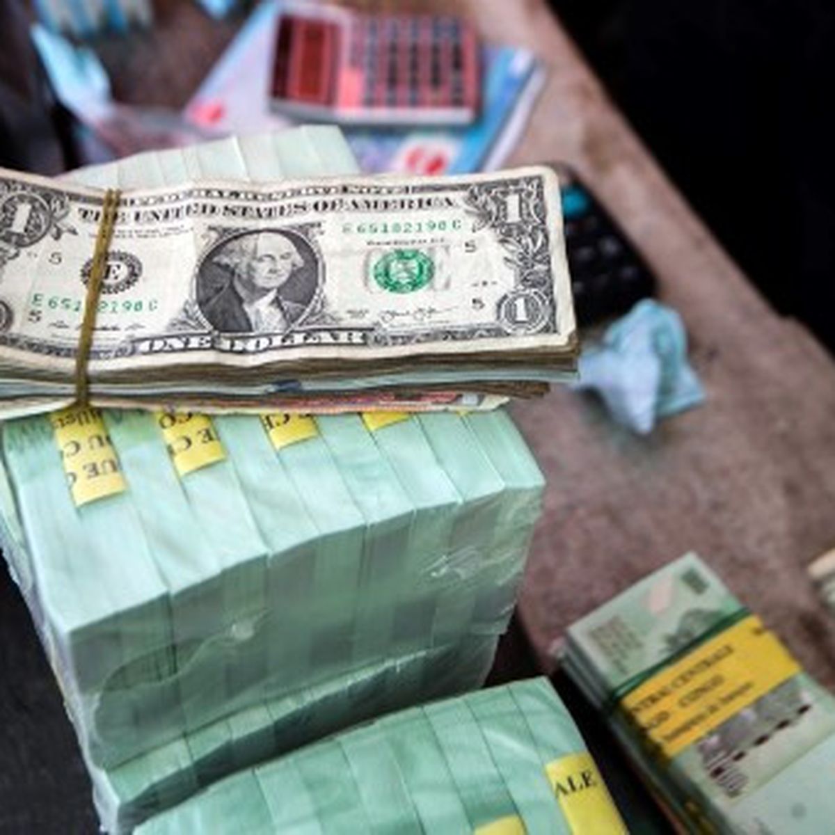 Katsuva_R's tweet photo. #RDC : À Goma le dollars se change contre 2300fc. Une spéculation impulsée par Kinshasa et suivie par le reste du pays. Même sur Google c'est 2367 et selon la BCC c'est 2340fc. Les prix devraient aussi suivre cette baisse. Car sinon, c'est simplement une perte du pouvoir d'achat des pauvres cotoyens !
Combien de temps va durer cet écran de fumée ?