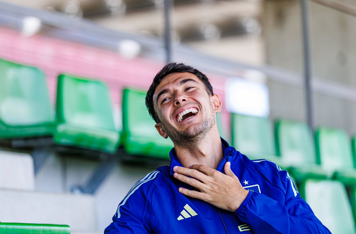 sidlowe's tweet image. You put me and Martin Zubimendi together and conversation is bound to turn to dogs. Don&apos;t worry, we did talk football too. theguardian.com/football/2025/…
Portraits: @pablogsacristan