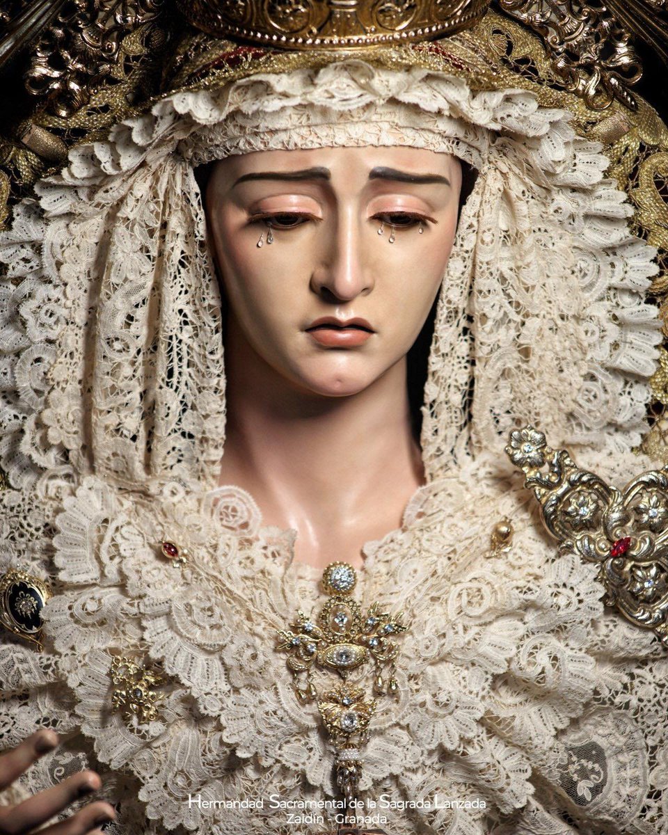 Sábado, día de María Santísima 

Bajo tu amparo nos acogemos, santa Madre de Dios;
no deseches las súplicas que te dirigimos en nuestras necesidades,
antes bien, líbranos de todo peligro,
¡oh siempre Virgen, gloriosa y bendita!

📷 Llamador Cofrade Granada

#Granada