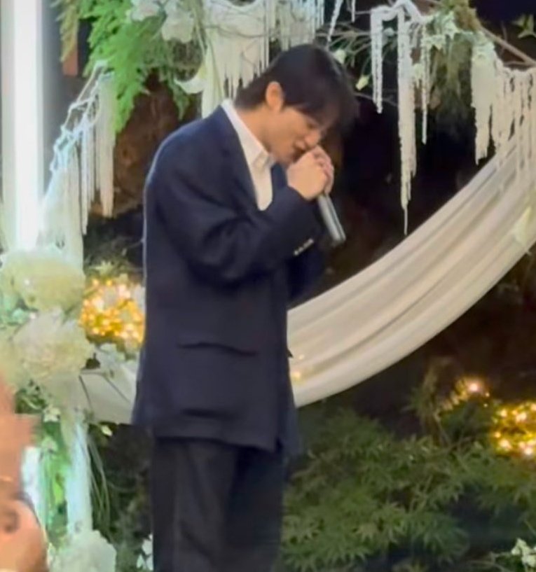 markyuppi's tweet photo. Mark Lee attended PR Raph’s wedding today, and he sang the congratulatory song 🥹🤍 https://t.co/02QURl8lb9
