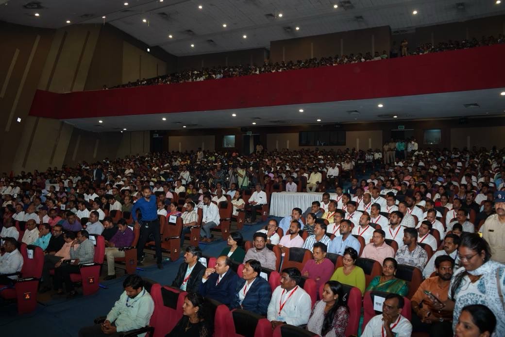 mieknathshinde's tweet image. घर म्हणजे केवळ चार भिंती नव्हे, तर प्रत्येक कुटुंबाच्या सुरक्षिततेचा, आत्मसन्मानाचा आणि आनंदाचा पाया आहे. सर्वसामान्यांना परवडणारी घरे देण्याचे काम म्हाडा पारदर्शक आणि विश्वासार्ह पद्धतीने करत आहे. आता म्हाडाची घरे उत्कृष्ट दर्जाची, वेळेत पूर्ण होणारी आणि सर्वसामान्यांच्या…