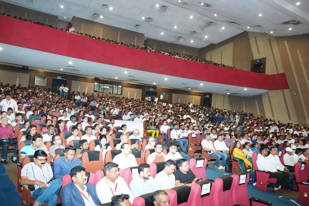 mieknathshinde's tweet image. घर म्हणजे केवळ चार भिंती नव्हे, तर प्रत्येक कुटुंबाच्या सुरक्षिततेचा, आत्मसन्मानाचा आणि आनंदाचा पाया आहे. सर्वसामान्यांना परवडणारी घरे देण्याचे काम म्हाडा पारदर्शक आणि विश्वासार्ह पद्धतीने करत आहे. आता म्हाडाची घरे उत्कृष्ट दर्जाची, वेळेत पूर्ण होणारी आणि सर्वसामान्यांच्या…