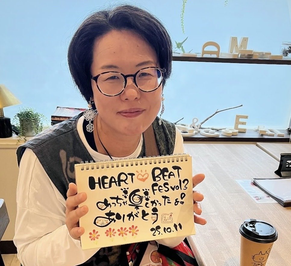 35855aisisGO's tweet photo. 久しぶりにさくら市1009カフェにて筆文字アートを納品しました。
そして、fesのお礼にノートに描かせていただきました✋
 #筆文字アート  #はなまる https://t.co/BsTm4C5oTb