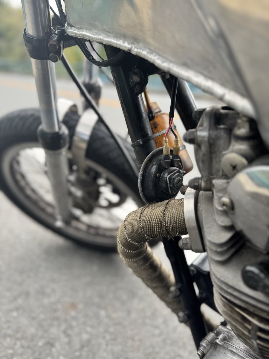 Hiro1e72's tweet photo. 点火変えたら色々取れた。 エンジンハンガーのナットは出発前に緩んでたので締めたんだけどね。 https://t.co/ykGLu2BnAI