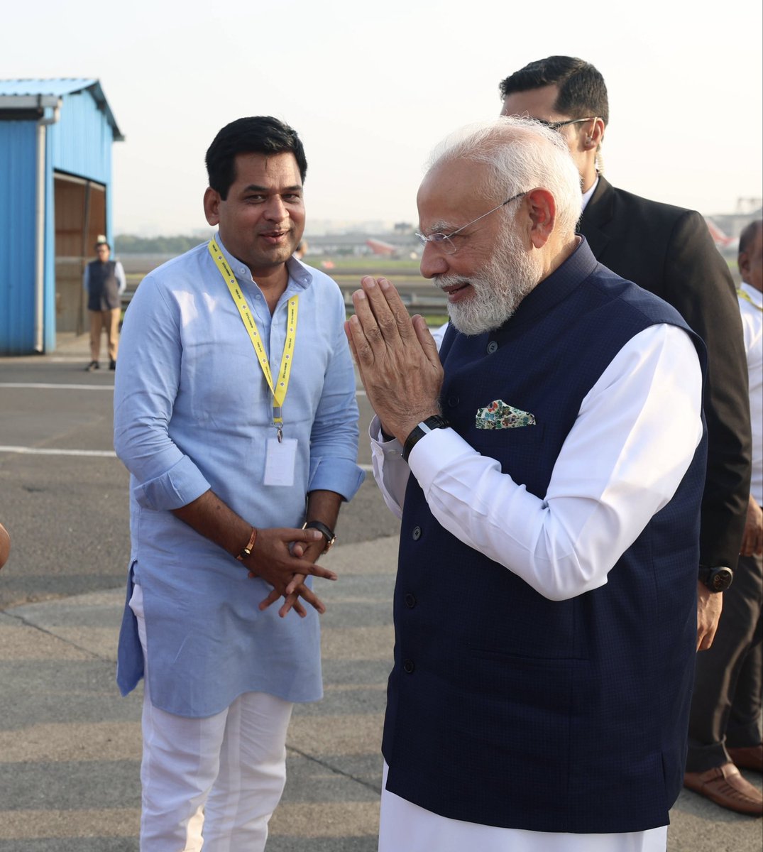 surajvchavan's tweet image. देशाचे पंतप्रधान मा. नरेंद्रजी मोदी साहेब यांच्या दोन दिवसीय मुंबई दौऱ्याची सांगता झाल्यानंतर, त्यांना दिल्लीला निरोप देण्याचा सन्मान मला मुंबई विमानतळावर लाभला.
@narendramodi