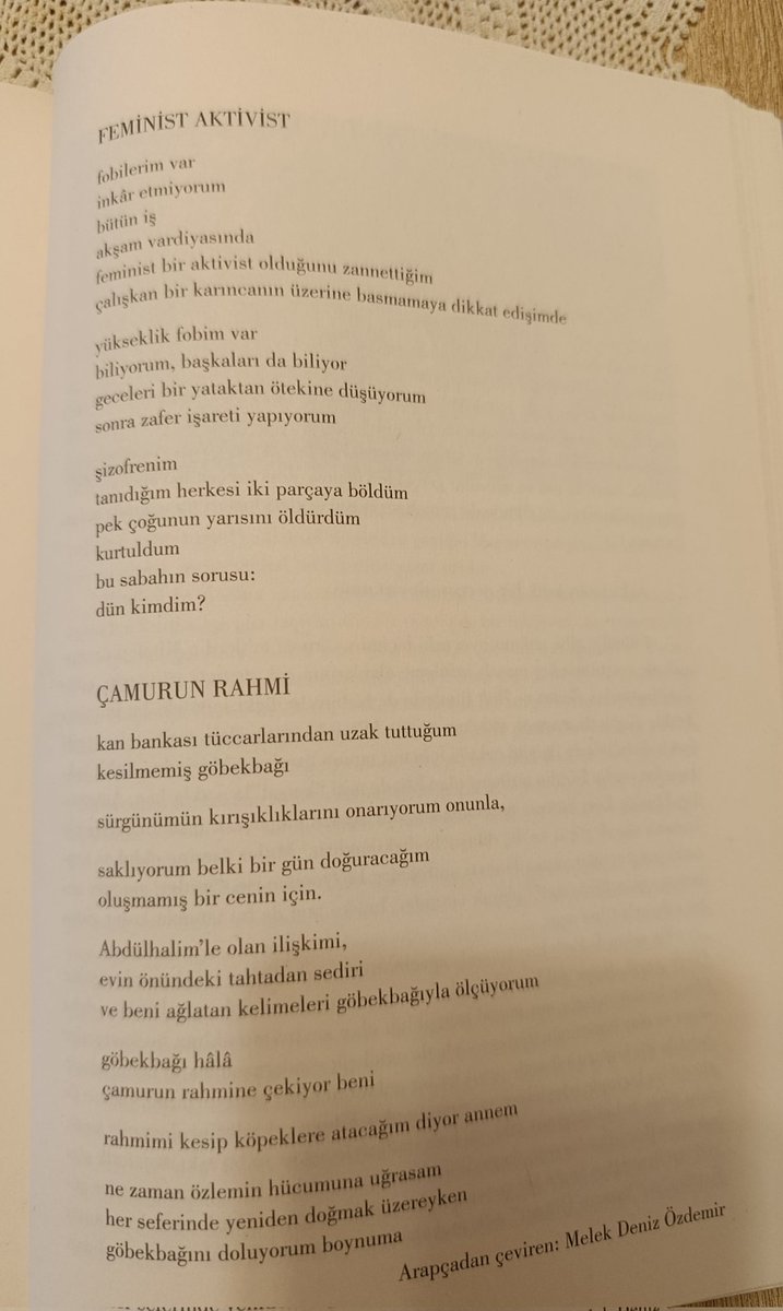 Bugün Filistinli öykücü ve şair Sheikha Helawy'nin doğum günü, Türkçeye çevirdiğimiz yakın zamanda Sözcükler dergisinde yayınlanan çok sevdiğim şiirleri ile doğum gününü kutlamak istedim💚O hep yazsın biz okuyalım,çevirelim. Ee bence siz de bir göz atın🙃
<a href="/DergiSozcukler/">Sözcükler Dergisi</a>