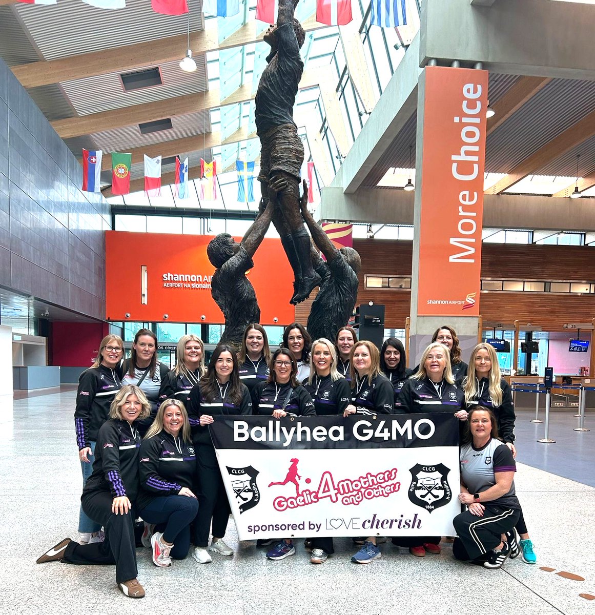 Best of luck to all the footballers that flew from Shannon Airport to New York this week for the #Gaelic4MothersAndOthers Festival of Football which takes place today!🍀

📸 Wolfe Tones Na Sionna (Clare) | St Ailbes (Limerick) | Ballyhea (Cork)