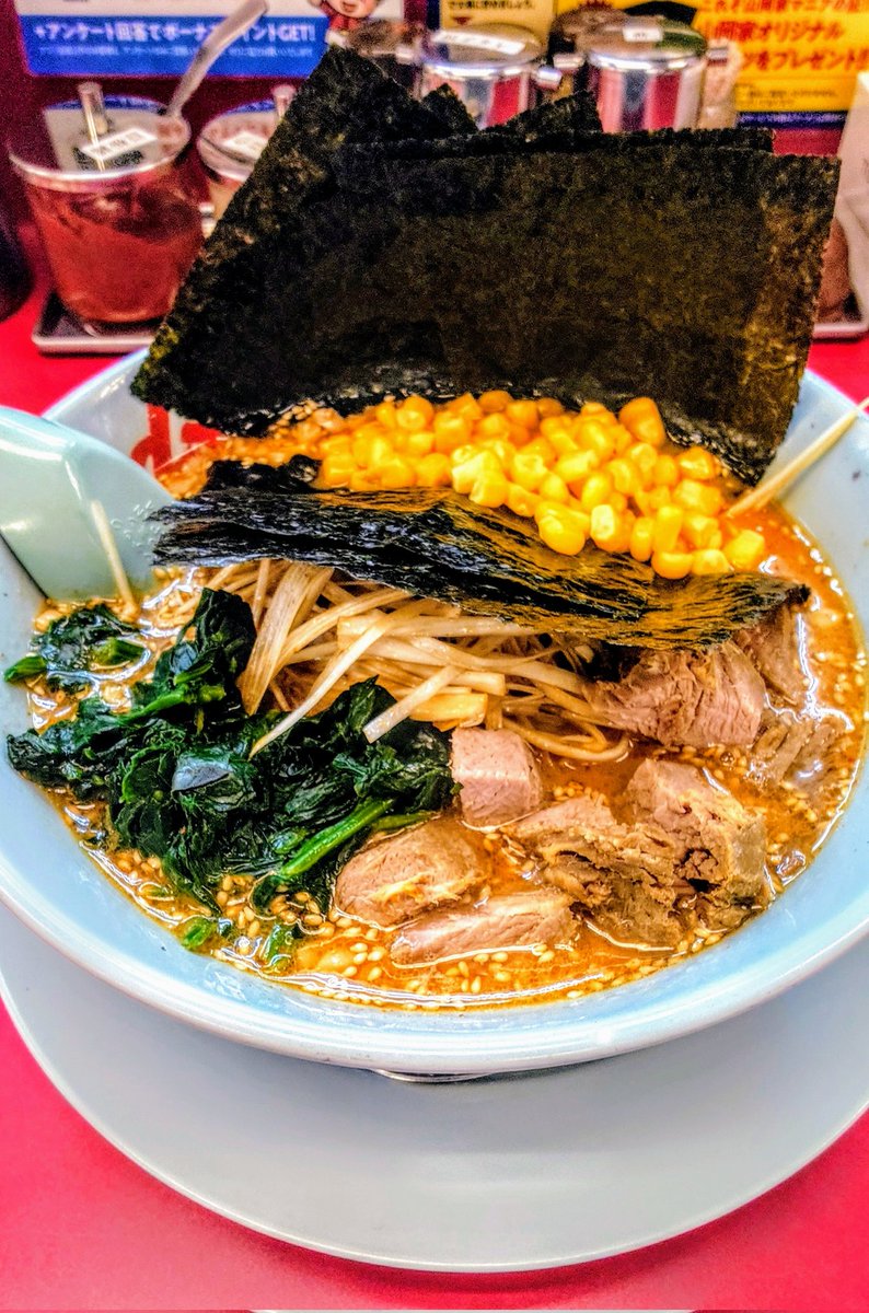 GAME55051137's tweet photo. ラーメン山岡家

特製味噌ネギラーメン

トッピング
コロチャーシュー6個
海苔5枚
ホウレン草
コーン
背脂変更
#山岡家
#ラーメン https://t.co/KktAQqfLrn
