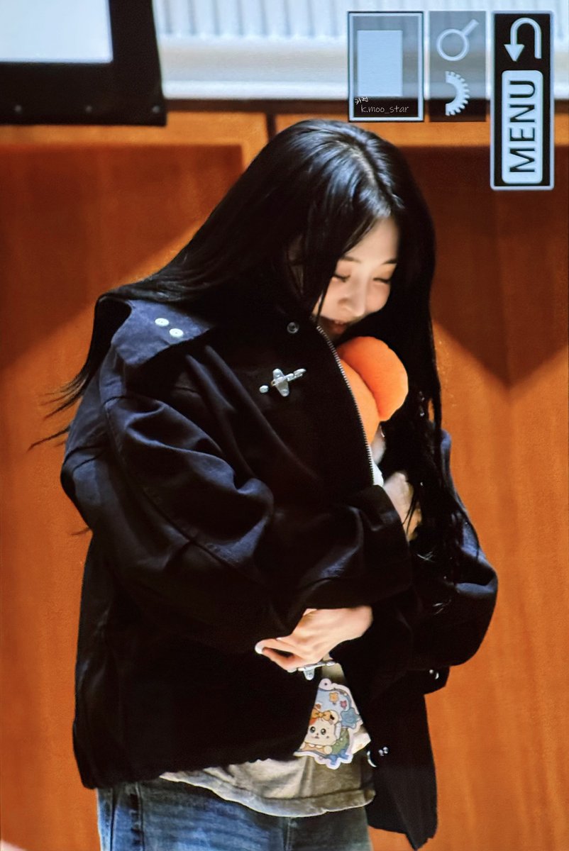 [ Moonbyul 문별🐹 ]                              
251011 Tokyo Offline Fansign Part 2 Preview (1)
🐹🐹

#문별 #MoonByul #ムンビョル