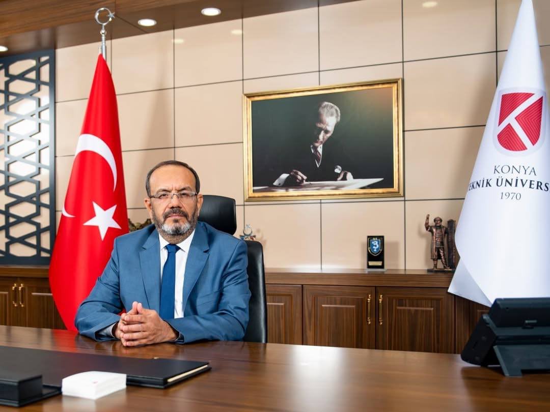 Rektörümüz Prof. Dr. Osman Nuri Çelik, kozluhaber.com’a özel açıklamalarda bulundu.

🎙️Rektörümüz röportajında, Üniversitemizde yürütülen bilimsel araştırmalar, savunma sanayi alanındaki Ar-Ge faaliyetleri, TEKNOFEST 2025’te ödül alan projelerimizin çalışma süreçleri ve