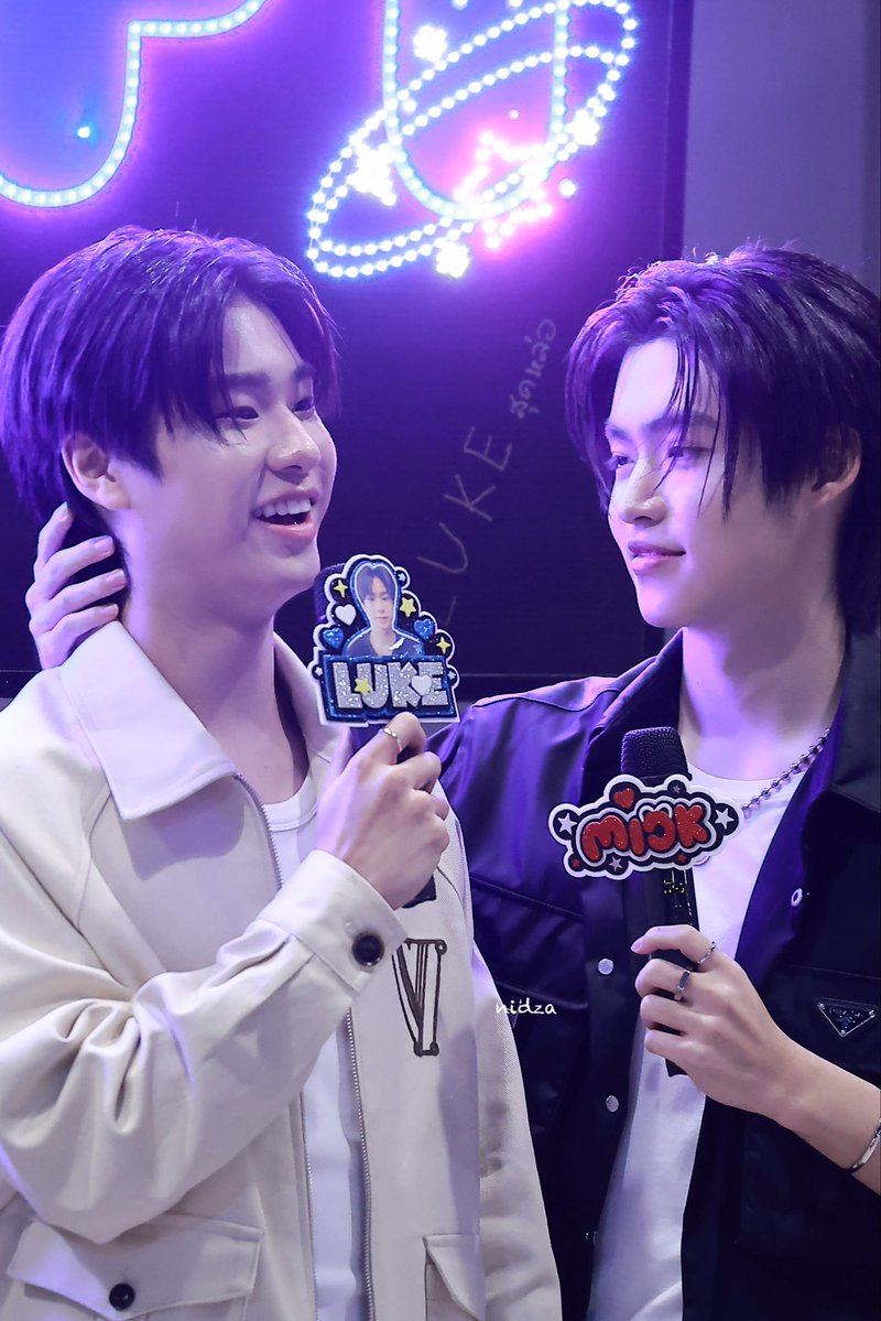 lkmcklvr's tweet image. mick is in love, he is definitely in love! 😭🤍

📸 NIDZA7822 

LUKEMICK FIRST FANSIGN
#GMMTVFANIVALxLukeMick
         ↳ ꒰ #lukeso_ ♡ #mickmetas ꒱