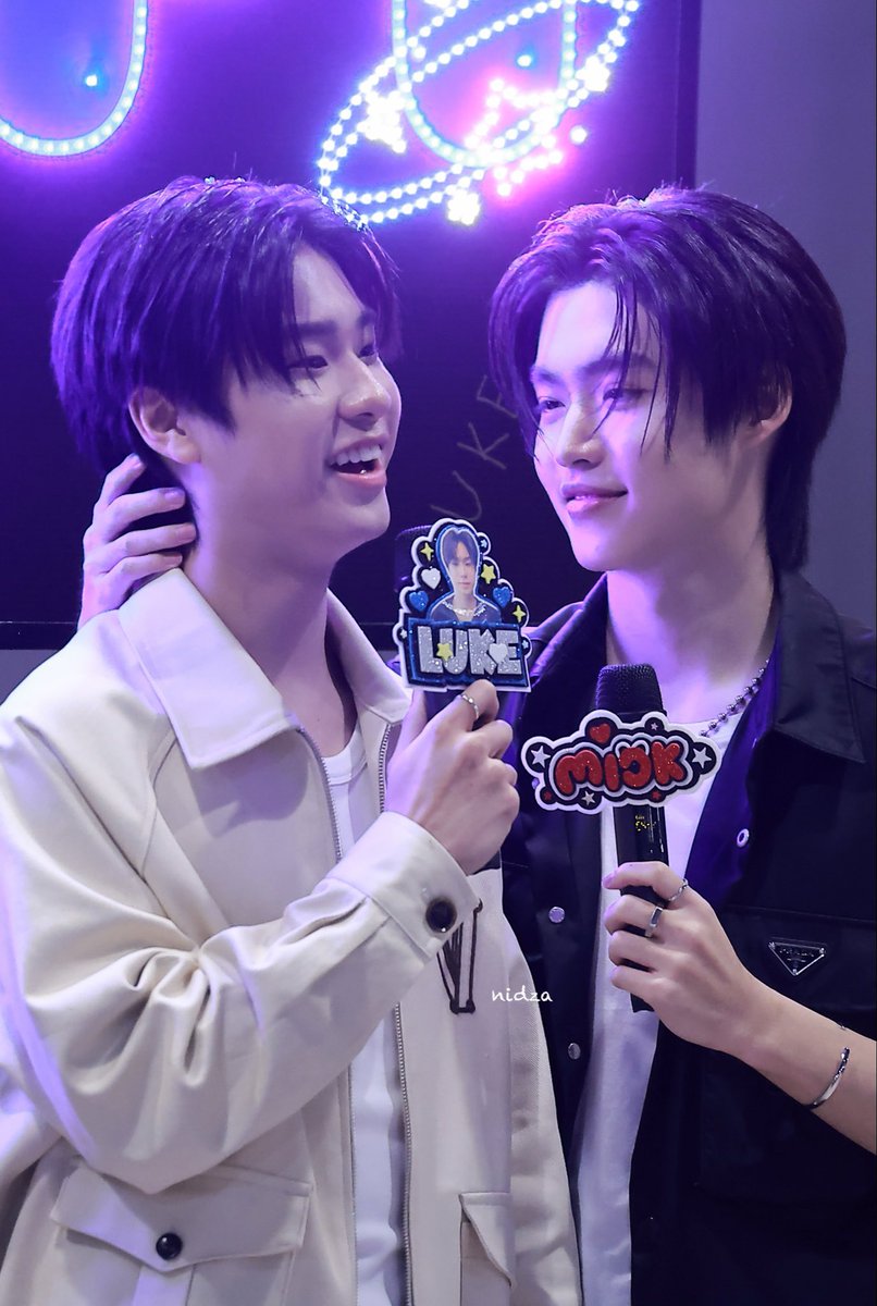 lkmcklvr's tweet image. mick is in love, he is definitely in love! 😭🤍

📸 NIDZA7822 

LUKEMICK FIRST FANSIGN
#GMMTVFANIVALxLukeMick
         ↳ ꒰ #lukeso_ ♡ #mickmetas ꒱