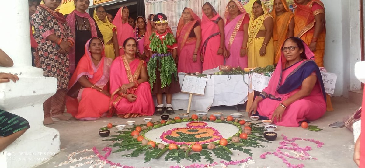 GorakhpurPoshan's tweet image. #राष्ट्रीय_पोषण_माह के तहत आंगनबाड़ी केंद्र राजाबारी, जंगल कौड़ियां में गोदभराई, अन्नप्राशन व पोषण मेहंदी प्रतियोगिता आयोजित।
माताओं को आहार विविधता व संतुलित पोषण के लिए किया गया जागरूक।
#PoshanMaah2025 #सुपोषितभारत #स्वस्थनारीसशक्तपरिवार #Gorakhpur