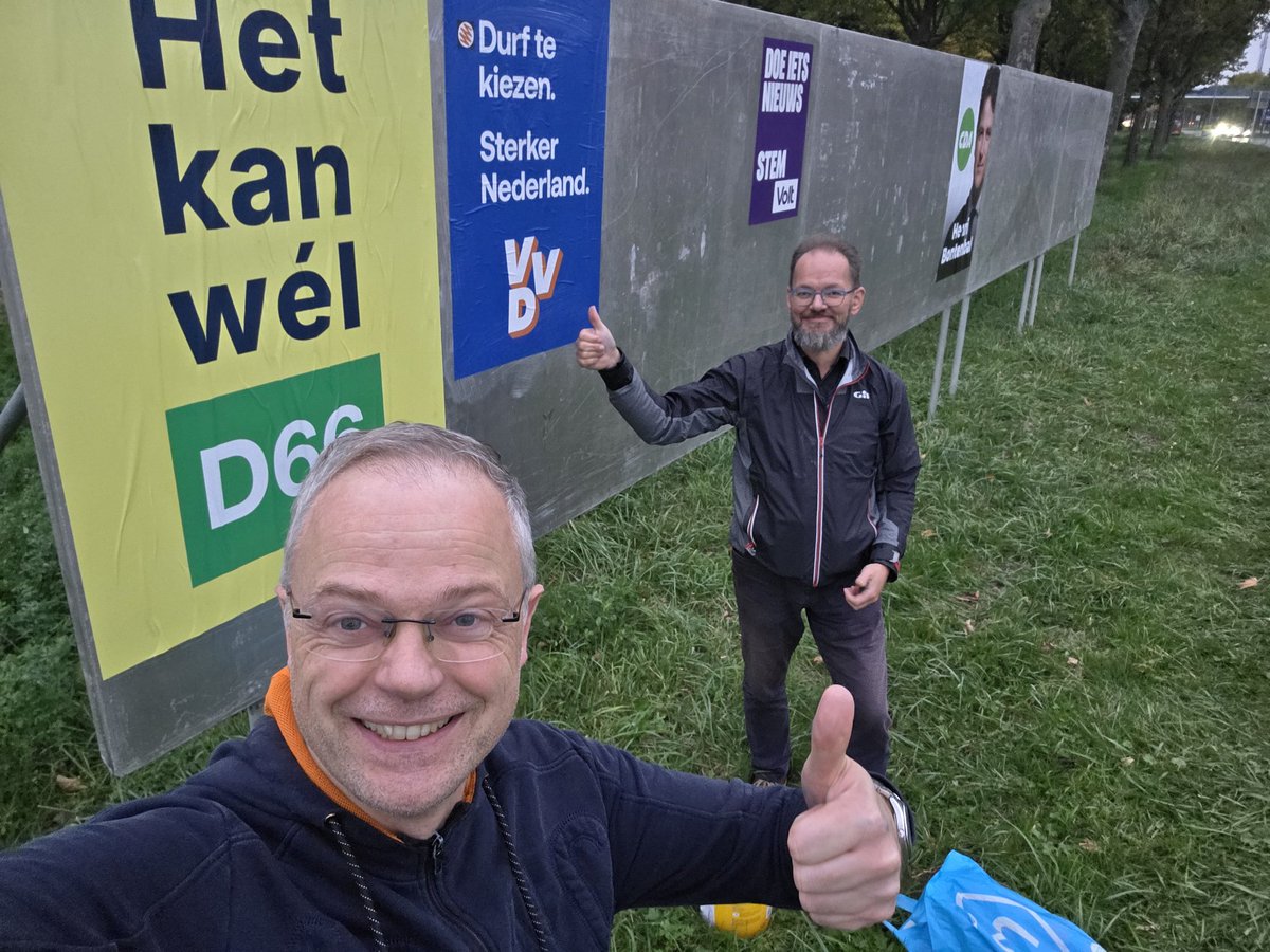 Zo. Die hangen weer! 😄 Met veel dank aan onze helden <a href="/Eelcos71/">Eelco Schrijver</a>, Willem en <a href="/MartenTilstra/">Marten Tilstra</a>. Stem <a href="/VVD/">VVD</a> op 29 oktober! #verkiezingen #TK2025 #VVD #Lelystad #kiesVVD #stemVVD #plakken