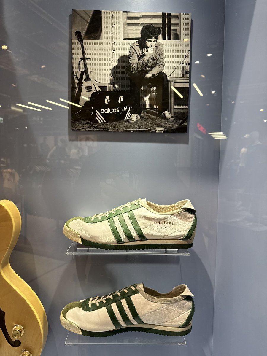 quickfool's tweet image. oasisな渋谷adidasショップ。
Xで誰も触れてないけど、展示してあるノエルのスニーカーは、25年くらい前に発売されたITALIA。
まさか当時同じ靴を履いてたとは！

フジロックで履いたりして完全に履き潰したけれど、これはドームに履いていくしか！
きっと俺しかいないぞ。

#社畜休日靴日記