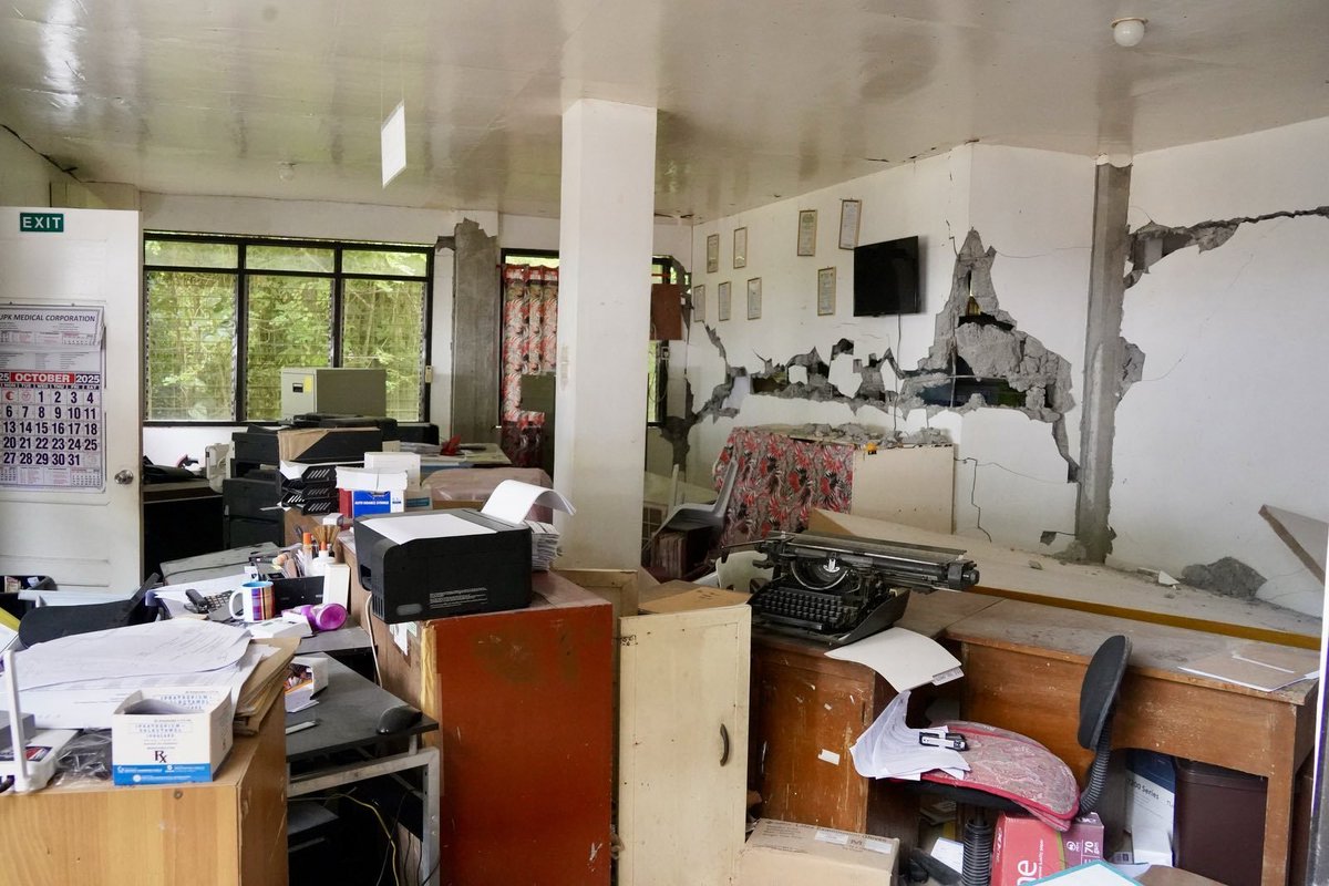 PIADesk's tweet image. Makikita ang pinsala sa mga kabahayan, isang community hospital, at Barangay Hall sa San Isidro, Manay, Davao Oriental dulot ng lindol.
Nagsagawa ng inspeksyon si @civildefensePH Administrator Usec. Harold Cabreros, kasama ang @mgb_denr at @phivolcs_dost ngayong Oktubre 11, 2025.