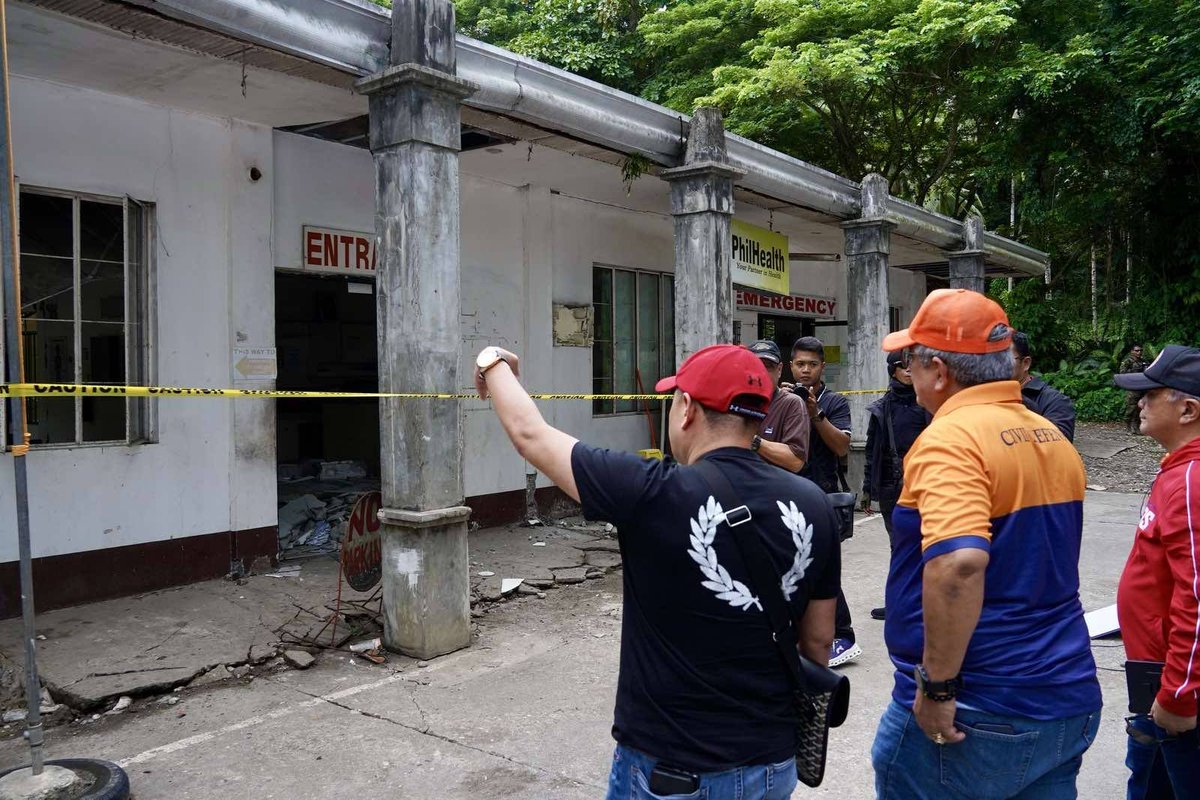 PIADesk's tweet image. Makikita ang pinsala sa mga kabahayan, isang community hospital, at Barangay Hall sa San Isidro, Manay, Davao Oriental dulot ng lindol.
Nagsagawa ng inspeksyon si @civildefensePH Administrator Usec. Harold Cabreros, kasama ang @mgb_denr at @phivolcs_dost ngayong Oktubre 11, 2025.