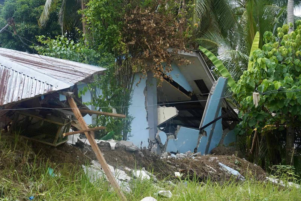 PIADesk's tweet image. Makikita ang pinsala sa mga kabahayan, isang community hospital, at Barangay Hall sa San Isidro, Manay, Davao Oriental dulot ng lindol.
Nagsagawa ng inspeksyon si @civildefensePH Administrator Usec. Harold Cabreros, kasama ang @mgb_denr at @phivolcs_dost ngayong Oktubre 11, 2025.