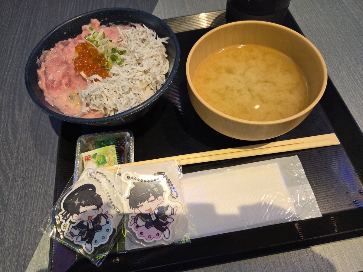 生憎の雨でしたが、有料エリアを回ったりコラボフード巡りをしたり、アトラクションに乗れなくても丸1日楽しめました！！コラボフードどれも大変美味しかったです。
#QuizKnock探る昼とめぐる夜