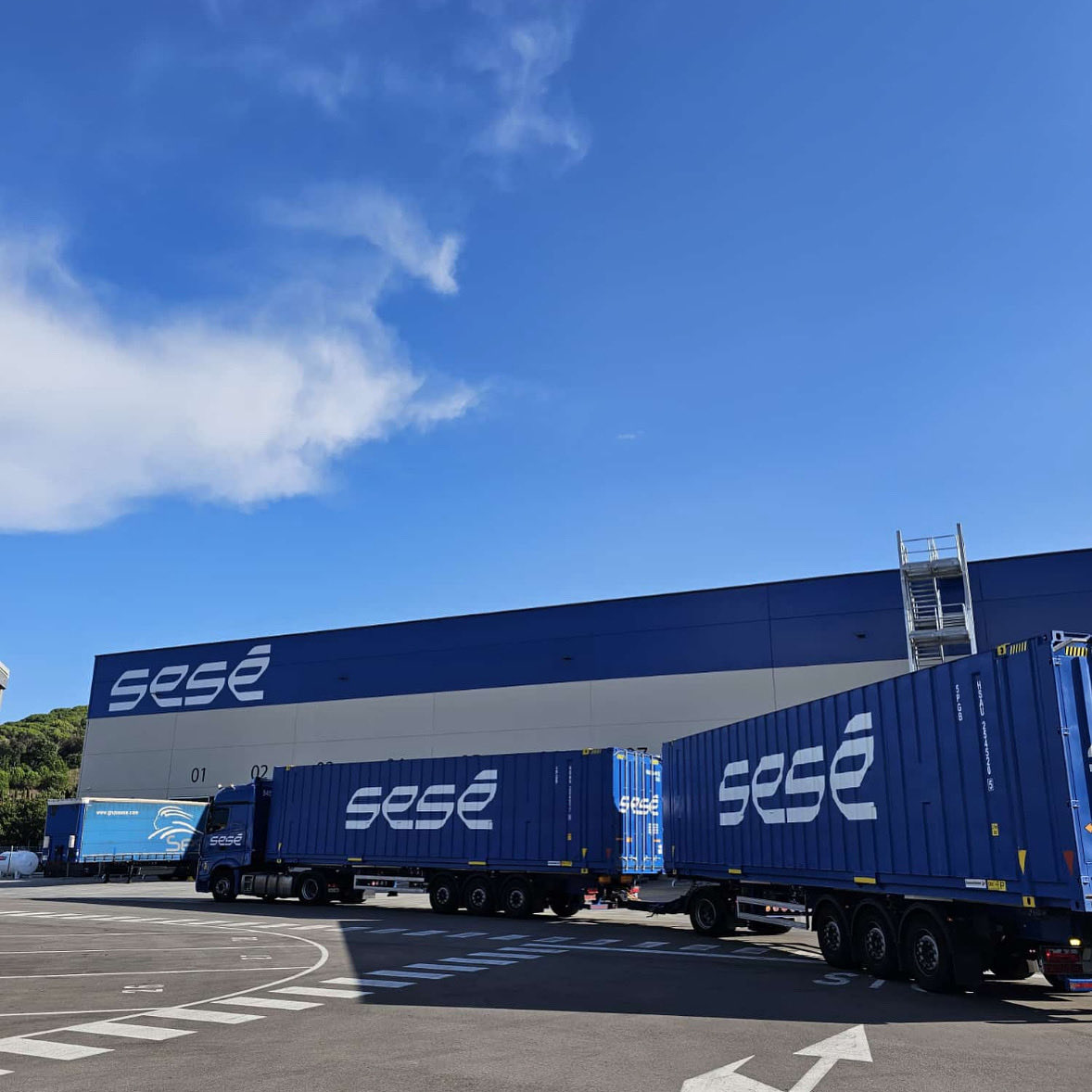 Eurocontainer's tweet image. Nuevos #contenedores 𝟰𝟱’ 𝗦𝘂𝗽𝗲𝗿 𝗛𝗶𝗴𝗵 𝗖𝘂𝗯𝗲 para nuestros amigos de #Sesé.

Estos #containers combinan doble piso y #transporte de prenda colgada 👕. 

2 referentes aragoneses 💛❤️💛 impulsando la #intermodalidad sostenible 🚚🚂🚢.

¡ Gracias por la confianza !