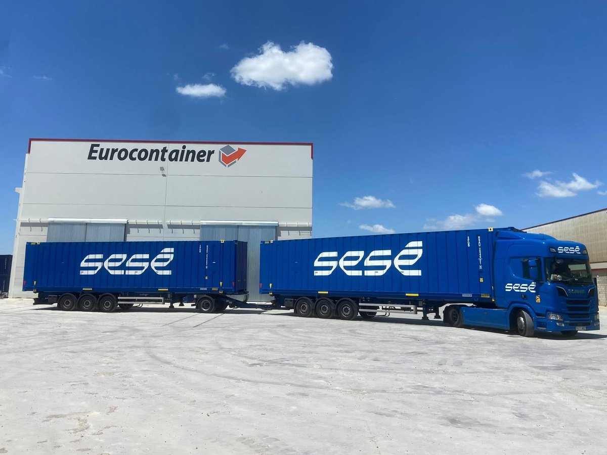 Eurocontainer's tweet image. Nuevos #contenedores 𝟰𝟱’ 𝗦𝘂𝗽𝗲𝗿 𝗛𝗶𝗴𝗵 𝗖𝘂𝗯𝗲 para nuestros amigos de #Sesé.

Estos #containers combinan doble piso y #transporte de prenda colgada 👕. 

2 referentes aragoneses 💛❤️💛 impulsando la #intermodalidad sostenible 🚚🚂🚢.

¡ Gracias por la confianza !