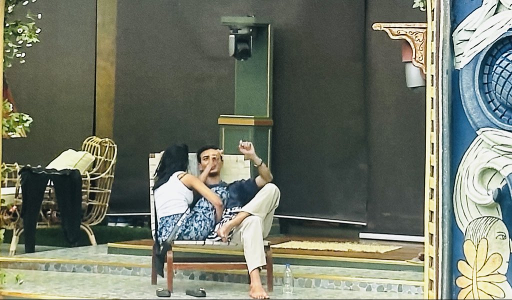 Ganesh_Gansi's tweet image. Excuse me #Tushaar and #Aurora ungakuluku rendu Chair kidaikaliya ? 
Indha ma #AuroraSinclair ne konja over a dhan pore 🚶‍♂️
#BiggBossTamil9 #BiggBossTamil