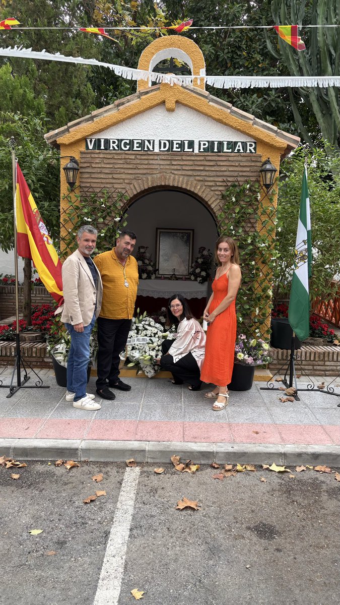 🌹  Participamos en la tradicional entrega de flores en las fiestas del Pilar-Miraflores.  

🎉 Un emotivo momento junto a los vecinos y vecinas del barrio celebrando nuestras tradiciones.  

#FiestasMiraflores 
<a href="/pepebernal/">Pepe Bernal</a> <a href="/23IsaPerez/">Isabel Pérez</a>