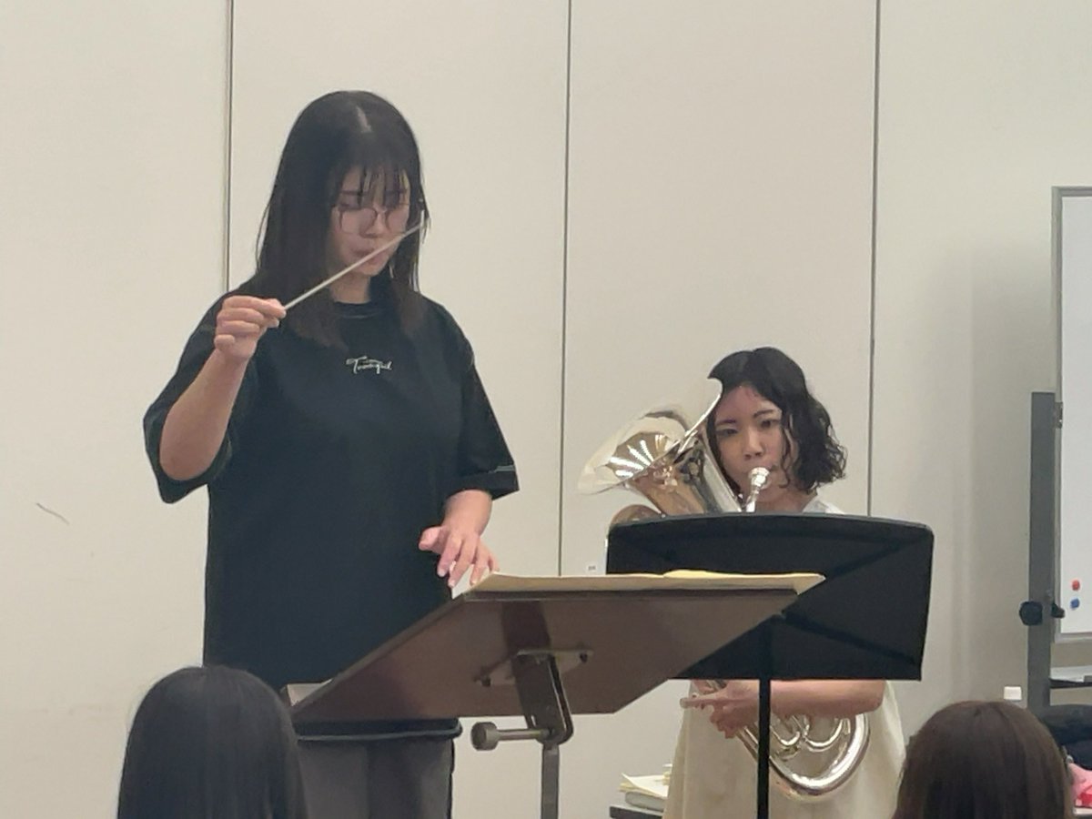 tcm_BandAcademy's tweet image. #東京音楽大学 #吹奏楽アカデミー専攻 今週の吹奏楽合奏の授業では小林恵子先生に指揮をしていただき、11月26日の秋学期修了演奏会に向けて『M-Vミッション』と『レント・ラメントーソ』の２曲、学生指揮者と学生のソリストで『ユー・レイズ・ミー・アップ』を練習しました。
