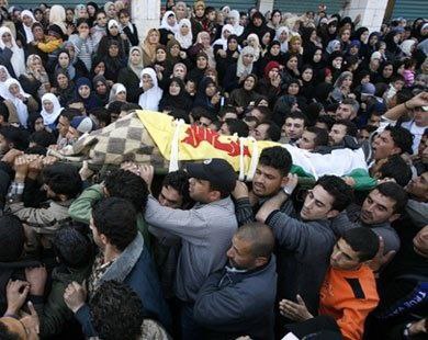 Inquilaab_oct7's tweet image. Commander Muhammad Shehadeh from Bethlehem, the founder of the Martyr Imad Mughniyeh group in Palestine, in the Ahrar al-Jalil Brigades faction and the first to take revenge on the martyr Hajj Radwan.
His will was to wrap himself in the flag of Hezbollah at his funeral.
