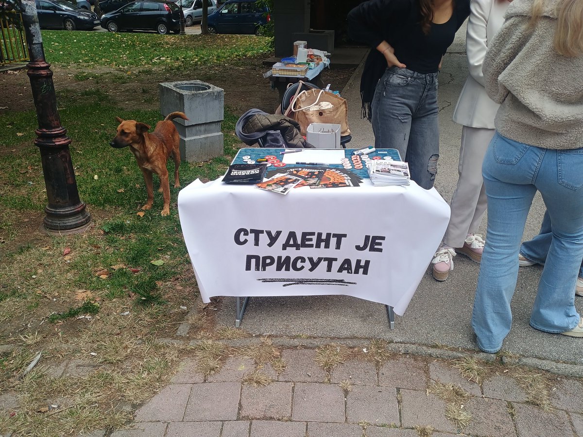 Ispred bioskopa Slavica na Karaburmi otpočeo je humanitarni bazar čiji će prihod otići na troškove lečenja dečaka Viktora Miletića.
Od 15h otpočinje tribina "Kako do pravde u Srbiji" na kojoj će između ostalih učestvovati profesori Jovo Bakić i Biljana Stojković.
Dolazite.