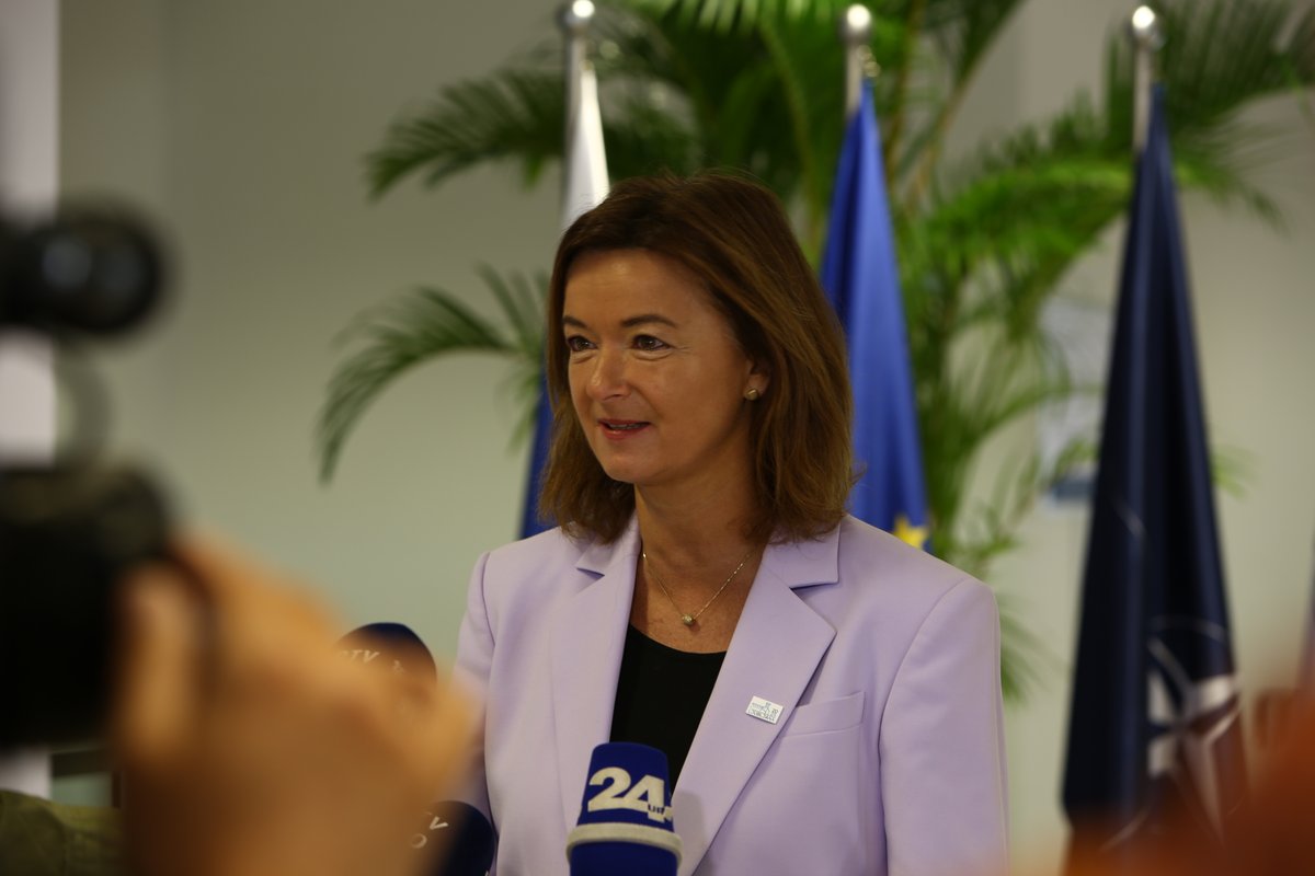 Ministrica <a href="/tfajon/">Tanja Fajon</a> je nagovorila člane Političnega odbora Parlamentarne skupščine #NATO, ki te dni zaseda v 🇸🇮. Poudarila je pomen enotnosti Zavezništva in skupnih vrednot, tudi pri podpori #Ukrajina 🇺🇦 in prizadevanjih za stabilnost na #ZahodniBalkan.