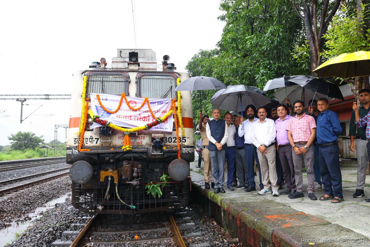 RailAnalysis's tweet photo. #CentralRailway launches Optical Ground Wire #Technology in #MumbaiDivision to boost #railwaycommunication 

Read more: https://t.co/lpSjf2D3Wi

#CR #Indianrailways #OpticalGroundWireSystem #OPGWsystem #Inauguration #safety #Railmodernization #Connectivity #Railanalysis https://t.co/kMyMiZEr4w