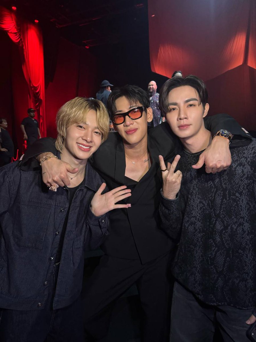 зи успевают захейтеть в тви, и пока антифаны промывают ему кости, зиньюшки репетируют вместе и вчера были на вечеринке у бэмбэма!
компания уже выпустила заявление, а зи пришлось объясняться в тви, сторис и делать эфир 9минут...какие люди сволочи слов нет🤌🏻🤌🏻