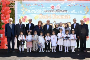 First image displays a large group of adults in formal suits and headscarves standing with young children in school uniforms holding certificates on a stage decorated with red balloons, lanterns, and a banner reading Malatya Muf tusu featuring Arabic script and event name Bed-i Besmele. Second image shows women in headscarves and children holding signs with Arabic text including Amin Alavi and event details, alongside Turkish and Palestinian flags in an outdoor grassy area. Third image captures a woman in abaya holding hands with several boys dressed in red fezzes and robes resembling Ottoman style, walking on grass with Turkish flags and smoke in background. Fourth image depicts a diverse crowd of adults and children, many in headscarves, gathered on grass near apartment buildings with Turkish and Palestinian flags.