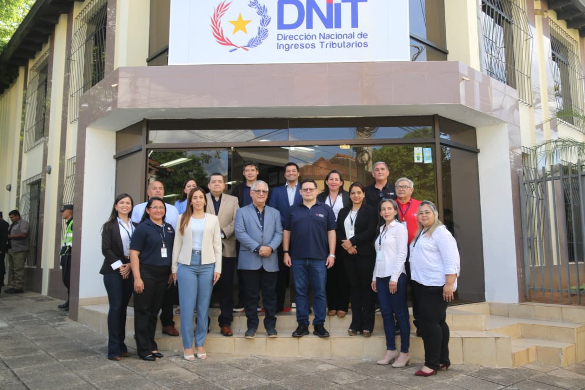 DNITpy's tweet photo. 🔹El director nacional @OscarOrue visitó el departamento de Cordillera para una jornada institucional y académica.

🔹 Recorrió la Oficina Impositiva de Impuestos Internos en Caacupé y conversó con funcionarios sobre la atención al contribuyente y los servicios disponibles. https://t.co/vyPQpaqucF
