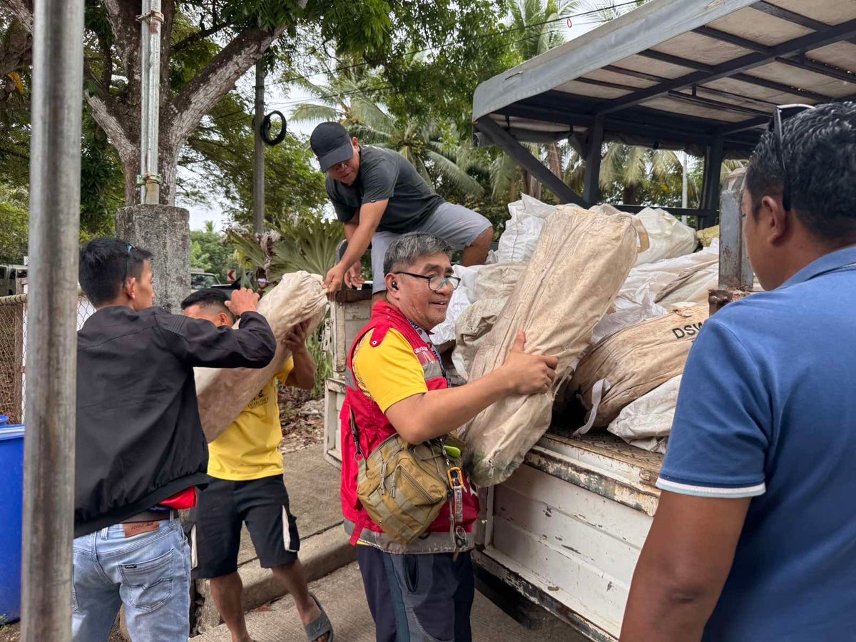dswdserves's tweet image. Family Tents sa Manay District Hospital, Itinatayo Na!

Dumating na sa Manay District Hospital ang karagdagang family tents mula sa DSWD, na magsisilbing pansamantalang tuluyan ng mga pasyente habang patuloy ang aftershocks sa Davao Oriental, Sabado (Oktubre 11).

Bukod dito,…