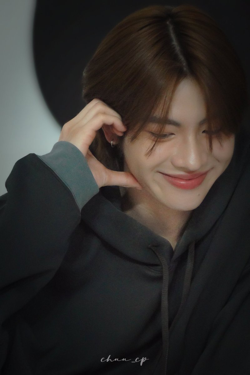 นั่งมองรูปยัยนี้มาครึ่งชั่วโมงแล้ว