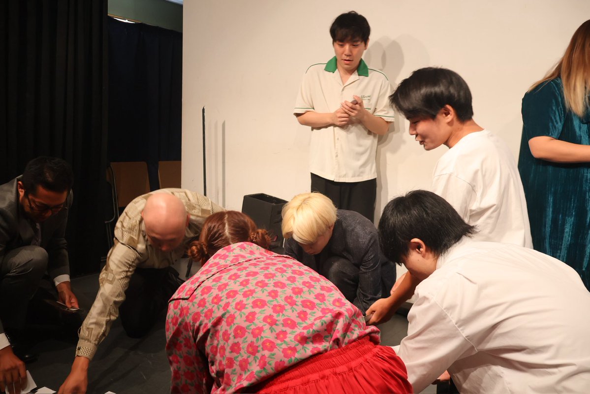 F_parumochi's tweet image. これはライブでベルナルドがこのネタを披露して、写真を片付ける出演者の写真です #キングオブコント