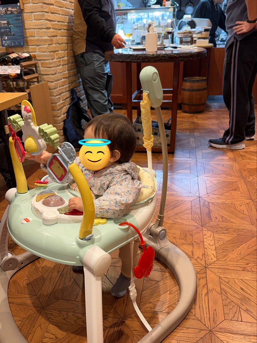 ワイン酒屋で目を輝かせる子。