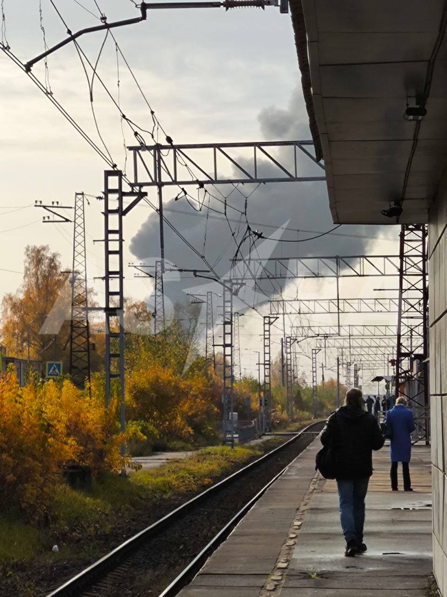 TWMCLtd's tweet image. #RussiaOnFire 

An interesting blaze in Moscow region today.
A warehouse caught fire in Elektrostal and part of the roof collapsed.

Locals say the buildings belong to a company that produces thermal insulation materials.