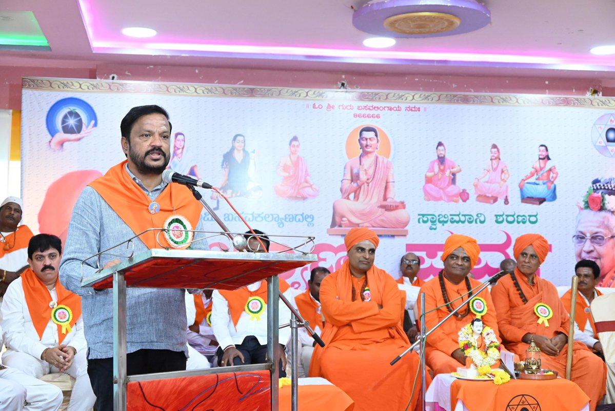 MLCvijaysingh's tweet image. ಇಂದು #ಬಸವಕಲ್ಯಾಣ ನಗರದಲ್ಲಿ ಸ್ವಾಭಿಮಾನಿ ಕಲ್ಯಾಣ ಪರ್ವ ಕಾರ್ಯಕ್ರಮದಲ್ಲಿ ಭಾಗವಹಿಸಿ ಮಾತನಾಡಿದೆ ಈ ವೇಳೆ ಪೂಜ್ಯ ಶ್ರೀ ಡಾ ಚನ್ನಬಸವಾನಂದ ಸ್ವಾಮೀಜಿ ,ಪೂಜ್ಯ ಶ್ರೀ ಮಾತೆ ಸತ್ಯದೇವಿಯವರು,ಪೂಜ್ಯ ಶ್ರೀ ಡಾ ಜಯಬಸವಾನಂದ ಸ್ವಾಮೀಜಿ, ಪೂಜ್ಯ ಶ್ರೀ ಶಂಕರಲಿಂಗ ಸ್ವಾಮೀಜಿ ರವರು, ಶ್ರೀಕಾಂತ್ ಸ್ವಾಮಿ,ಶ್ರೀ ಮಹೇಶ್ ಬಿರಾದಾರ,ಶ್ರೀ ಬಸವರಾಜ ಪಾಟೀಲ…