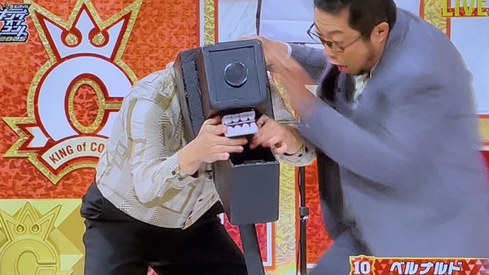 y2hige's tweet image. カメラマンがチェンソーマンみたいw
#キングオブコント2025 #ベルナルド