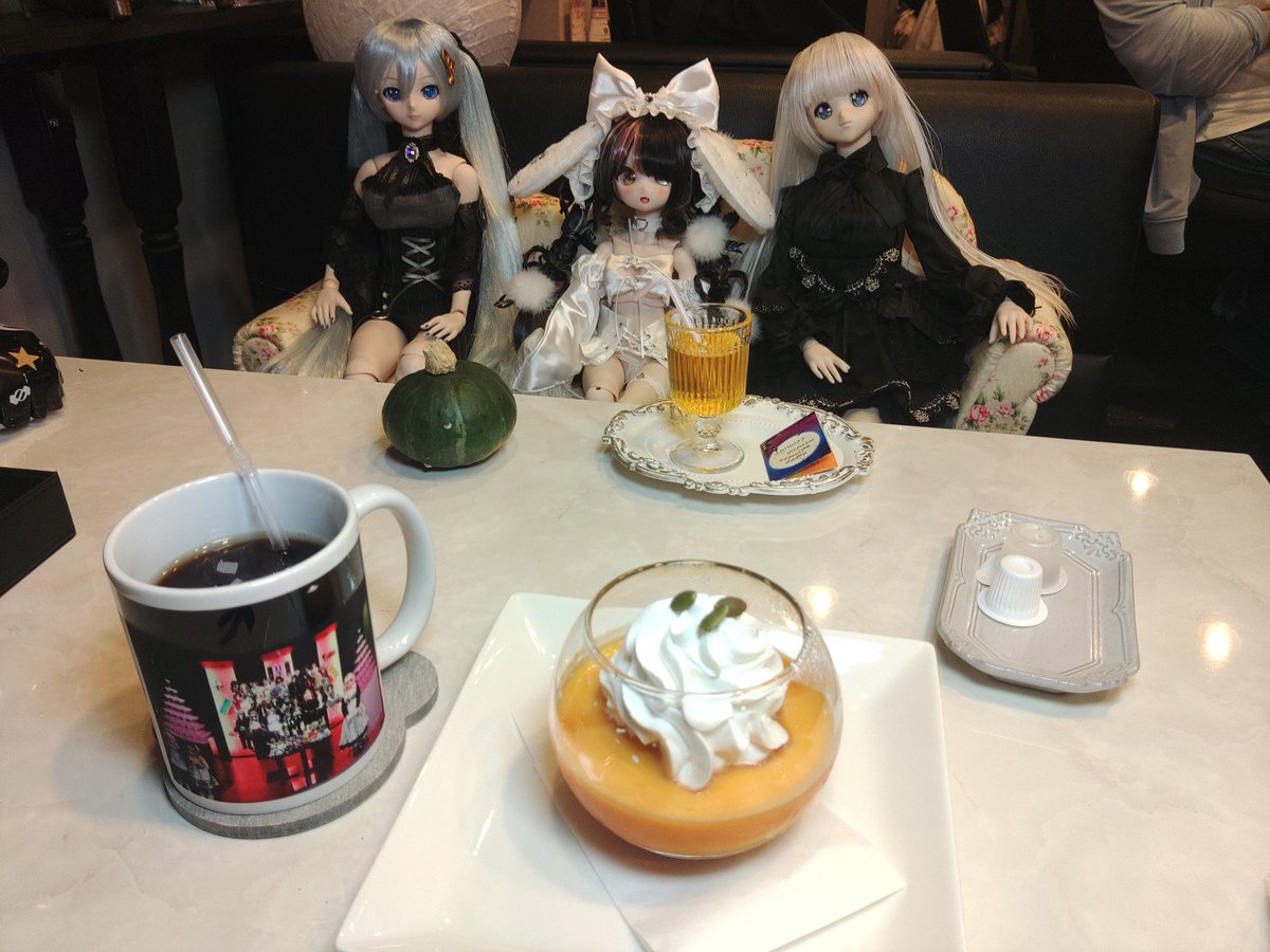 雪：カボチャプリン食べよ♪
な：パンプキンムースケーキと迷ったんだけどね
恵：因みにこの小さいカボチャは食べれんがやって
#レオノール #岡山ドールカフェ