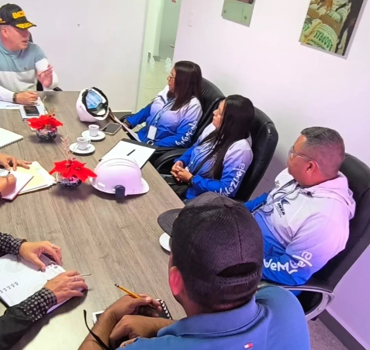 #Enterate🗣️|🏗️📝 Equipos económicos del Gob <a href="/luisreyespsuv/">Luis Reyes Reyes</a> siguen trabajando en pro del fortalecimiento operacional de #Emcoex a fin de garantizar estándares de calidad para su cartera de clientes 
<a href="/MinComercioLara/">Ministerio de Comercio Nacional Sede Lara</a> <a href="/BancoexVE/">Banco de Comercio Exterior</a>
#11Oct
#NaGuaraReyesRF