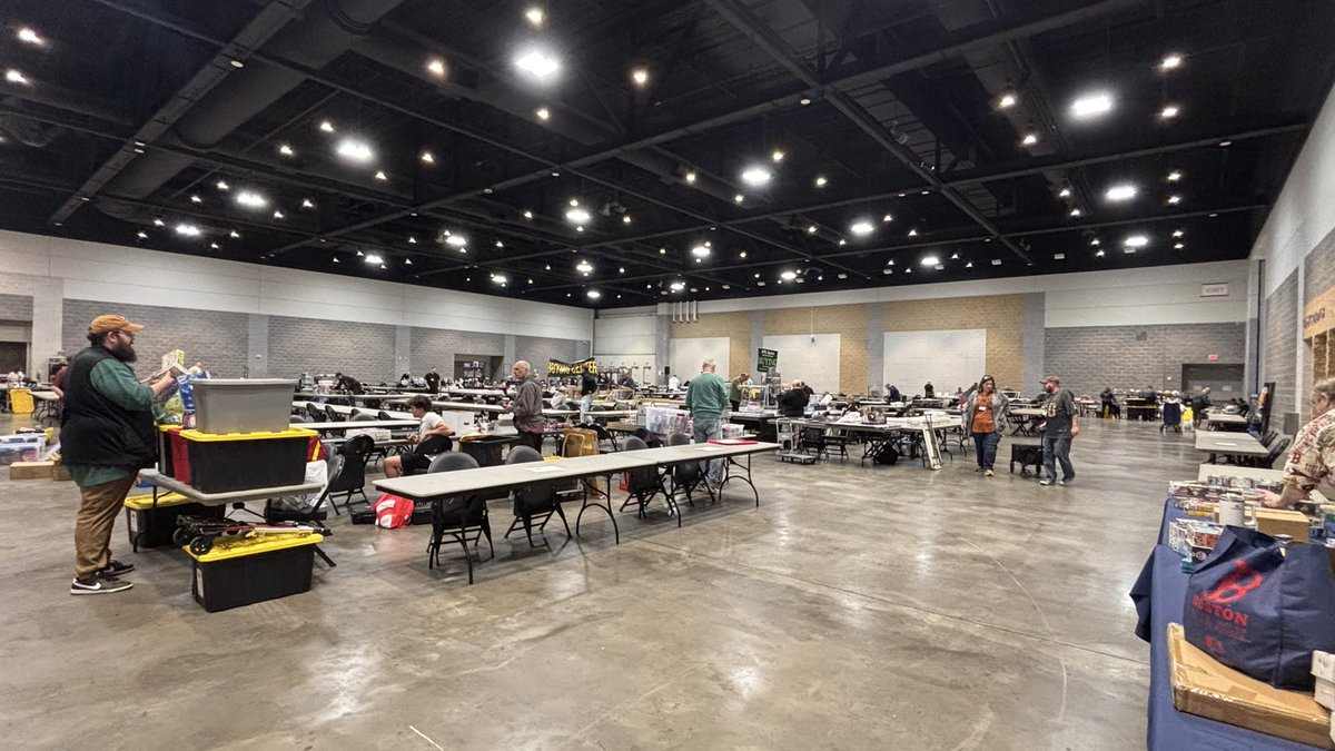 413cardshow's tweet image. Showtime! It&apos;s our Game Day. Today in downtown Springfield, at MassMutual Center. THE 413 CARD SHOW! Vendors are setting up. Doors open at 9:00am. First door prize ($50 cash voucher) will be drawn at 10:00. Hope to see you here. #thehobby #WesternMA