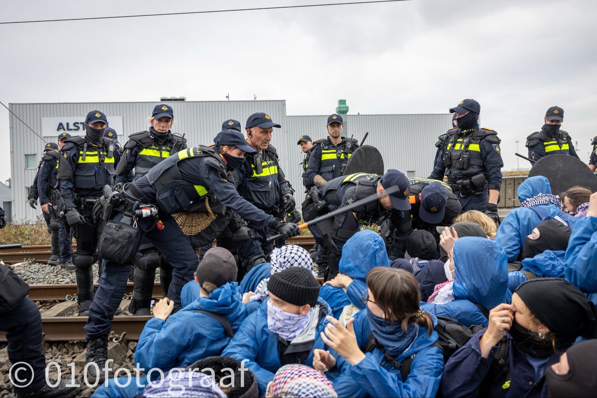 Activisten verwijderd van spoor in Rotterdam