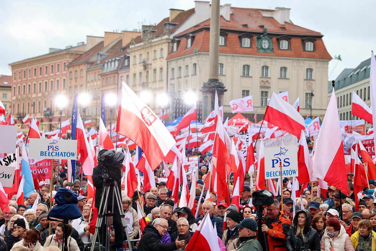 pisorgpl's tweet image. 🔥 Jest nas bardzo dużo! Protestujemy #wObroniePolski, mówimy NIE dla #MigranciTuska 🔥 Dziękujemy za Wasze wsparcie ❤️