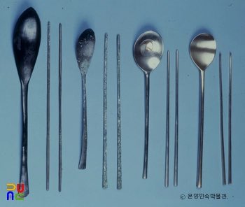 아뇨 우리나라는 주로 고대서부터 놋(금속)으로 된 수저를 사용했습니다...ㅜㅜ 
왜 일제강점기 때 우리 민족들의 수저, 그릇 등을 수탈했겠어요...우린 몇천년동안 놋으로 주로 사용해왔습니다...