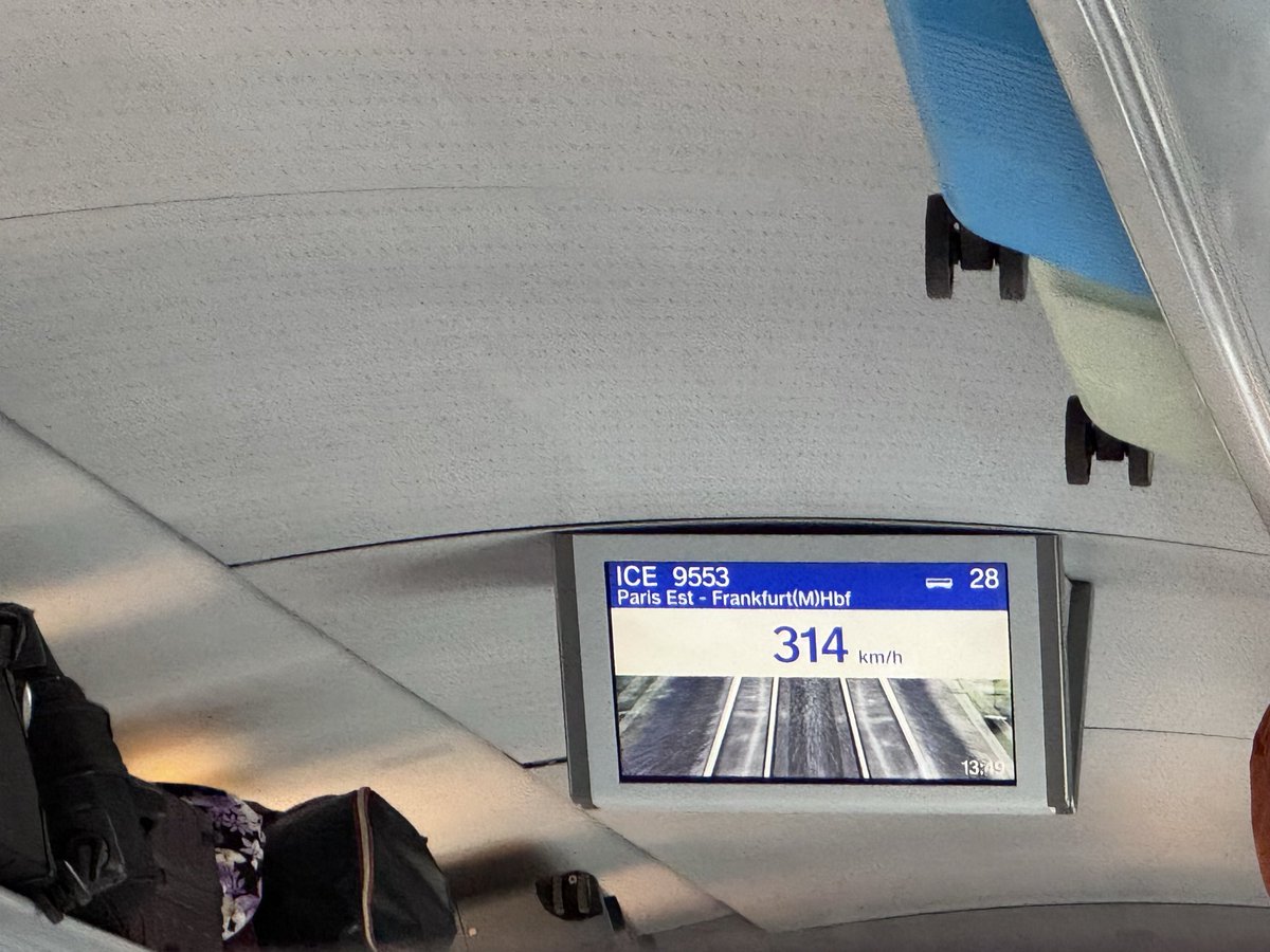 be_erasmus's tweet image. Am heutigen Reisetag führt uns die Route von La Rochelle über Paris, Frankfurt bis nach Berlin. 🇫🇷🇩🇪🇪🇺